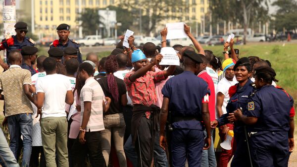 Policiais congoleses detêm manifestantes que pediam a saída do presidente do país, Joseph Kabila, em Kinshasa (arquivo) - Sputnik Brasil