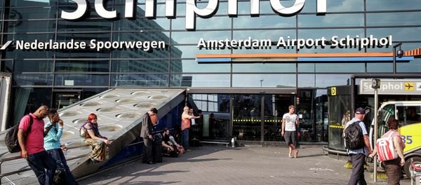 A entrada principal do aeroporto de Achiphol, em Amsterdam, Holanda. Foto de 17 de julho de 2014. - Sputnik Brasil