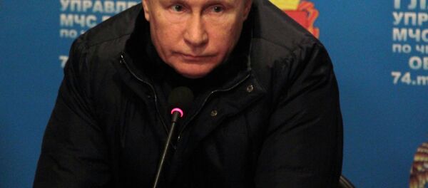 O presidente da Rússia, Vladimir Putin, em visita a Magnitogorsk, onde um edifício residencial desabou parcialmente deixando ao menos 7 mortos. Uma explosão de gás foi a causa do acidente. - Sputnik Brasil