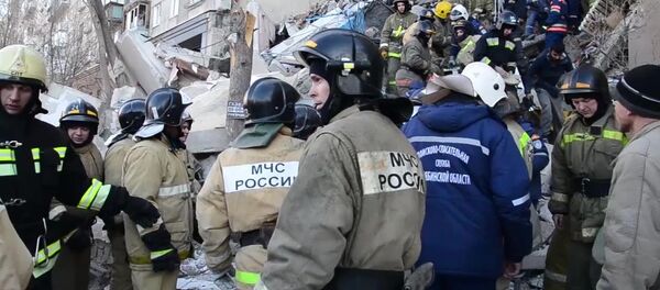 Equipes de resgate no local de desabamento do prédio residencial na Rússia - Sputnik Brasil