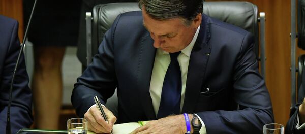 Bolsonaro assina termo de posse e se torna o 38º presidente do Brasil Bolsonaro assina termo de posse e se torna o 38º presidente do Brasil - Sputnik Brasil