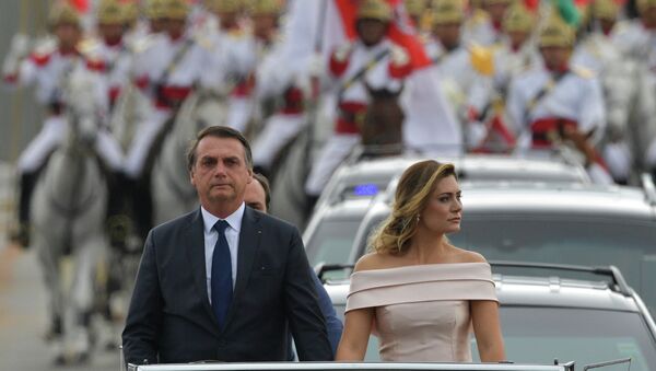 O presidente eleito Jair Bolsonaro com sua esposa Michelle Bolsonaro durante a cerimônia de posse - Sputnik Brasil