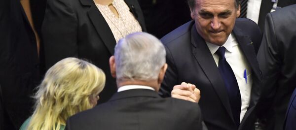 Jair Bolsonaro saudando o premiê israelense, Benjamin Netanyahu, durante a cerimônia de posse - Sputnik Brasil