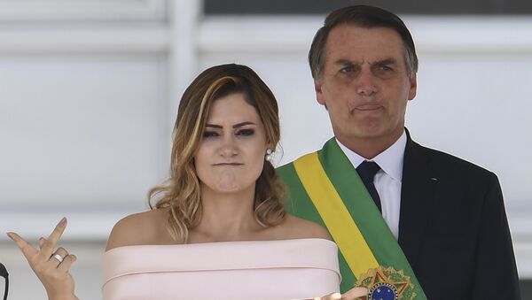 A nova primeira-dama do Brasil, Michelle Bolsonaro, faz discurso em libras durante cerimônia de posse do seu marido, Jair Bolsonaro, novo presidente do país - Sputnik Brasil