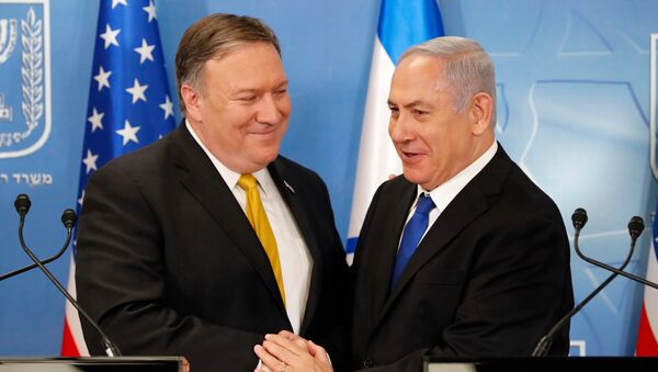 O secretário de Estado norte-americano, Mike Pompeo, com o premiê de Israel, Benjamin Netanyahu, no Ministério da Defesa israelense, em Tel Aviv - Sputnik Brasil