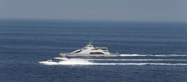 Lanchas rápidas do Corpo de Guardiões da Revolução Islâmica do Irã escoltam o porta-aviões USS John C. Stennis (CVN-74) dos EUA enquanto navega ao golfo Pérsico através do estreito de Ormuz, 21 de dezembro de 2018 - Sputnik Brasil