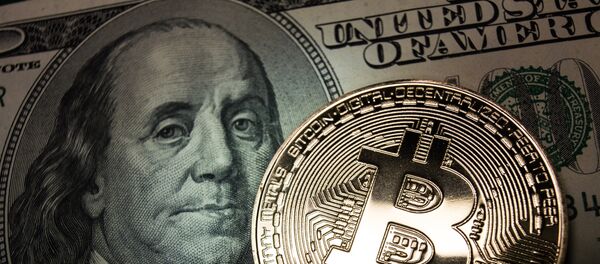 Bitcoin e uma nota de dólar, imagem ilustrativa - Sputnik Brasil