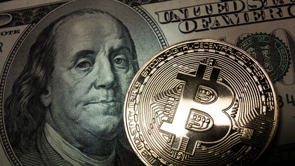 Bitcoin e uma nota de dólar, imagem ilustrativa - Sputnik Brasil