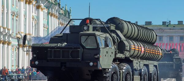 Transportadores-lançadores de sistemas de mísseis S-400 Triumf no ensaio final da parada militar na Praça do Palácio de São Petersburgo. Transportadores-lançadores de sistemas de mísseis S-400 Triumf no ensaio final da parada militar na Praça do Palácio de São Petersburgo. - Sputnik Brasil