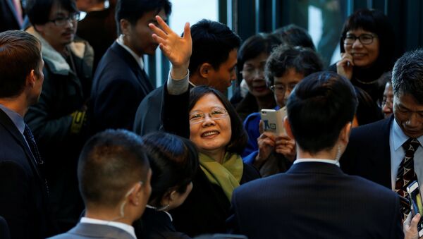 Presidente de Taiwan Tsai Ing-wen acena para apoiadores. - Sputnik Brasil