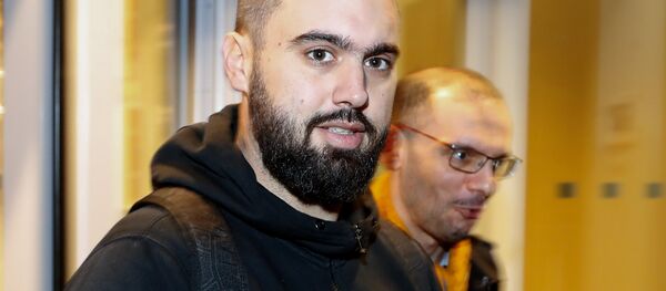 Essa foto foi tirada em 23 de dezembro de 2018 e mostra Eric Drouet, líder dos 'coletes amarelos', ao lado de seu advogado, Kheops Lara, após deixar a detenção. Drouet voltou a ser preso em 2 de janeiro de 2019. - Sputnik Brasil