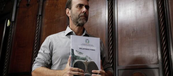 Marcelo Freixo com o relatório da CPI das Milícias. Marcelo Freixo com o relatório da CPI das Milícias. - Sputnik Brasil