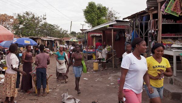 Refugiados liberianos circulam em acampamento situada nos arredores da cidade de Accra, Gana, onde um surto de ebola atingiu a população. - Sputnik Brasil