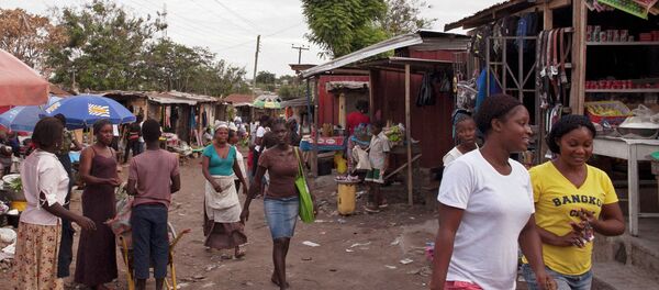 Refugiados liberianos circulam em acampamento situada nos arredores da cidade de Accra, Gana, onde um surto de ebola atingiu a população. - Sputnik Brasil