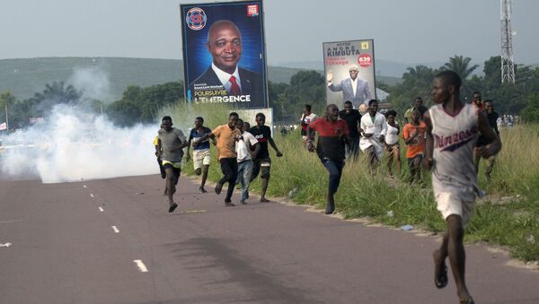 Partidários do presidenciável Martin Fayulu fogem da polícia no Congo. - Sputnik Brasil