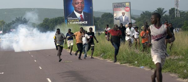 Partidários do presidenciável Martin Fayulu fogem da polícia no Congo. - Sputnik Brasil