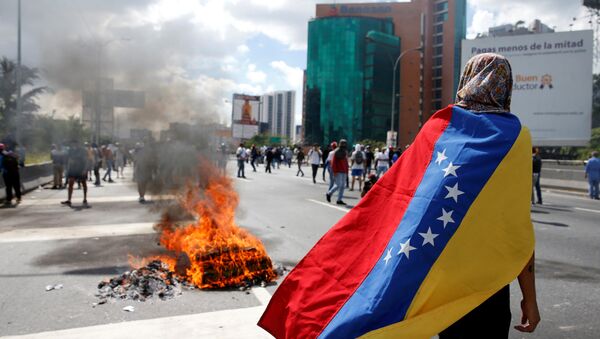 Manifestantes enfrentam policiais durante uma manifestação para pedir a remoção do presidente da Venezuela, Nicolas Maduro, do cargo (arquivo) - Sputnik Brasil