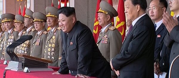 Líder norte-coreano Kim Jong Un, juntamente com Liu Yunshan, líder número 5 do Partido Comunista da China  assiste a desfile durante a cerimônia que marcou o 70º aniversário do partido governante (arquivo) - Sputnik Brasil