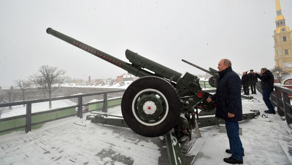 Vladimir Putin efetuando o tradicional disparo de canhão durante uma visita à Fortaleza de São Pedro e São Paulo na cidade de São Petersburgo - Sputnik Brasil