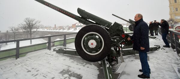 Vladimir Putin efetuando o tradicional disparo de canhão durante uma visita à Fortaleza de São Pedro e São Paulo na cidade de São Petersburgo - Sputnik Brasil