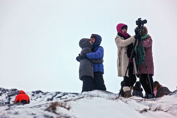 Turistas fazendo fotos panorâmicas da península de Kola, no extremo norte da Rússia - Sputnik Brasil