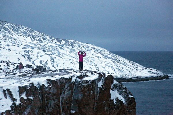 Turista fotografada com vista para o mar, na península de Kola (Rússia) - Sputnik Brasil