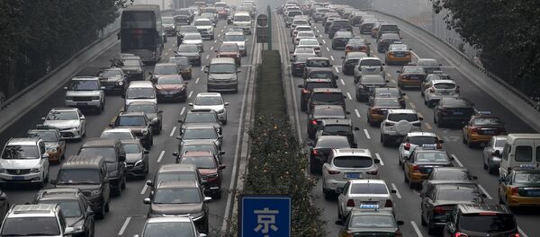 Motoristas presos no trânsito em um anel viário de Pequim, na China. - Sputnik Brasil