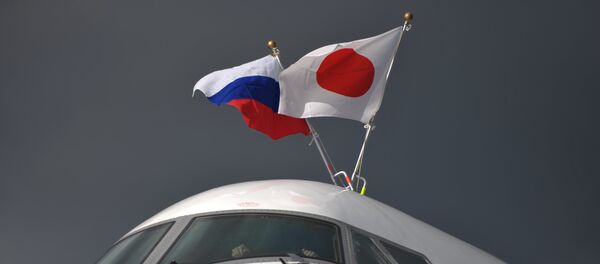 O avião do primeiro-ministro do Japão Shinzo Abe no aeroporto de Pulkovo, São Petersburgo - Sputnik Brasil