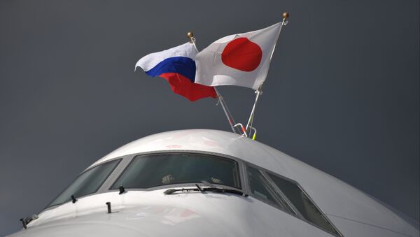 O avião do primeiro-ministro do Japão Shinzo Abe no aeroporto de Pulkovo, São Petersburgo - Sputnik Brasil
