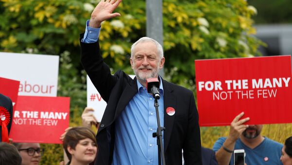 Jeremy Corbyn, leader of Britain's opposition Labour Party, waves at a campaign event in Reading, May 31, 2017. - Sputnik Brasil