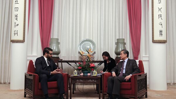 O conselheiro de segurança nacional do Afeganistão, Hamdullah Mohib, e o ministro de relações exteriores da China, Wang Yi, em reunião em Pequim. - Sputnik Brasil