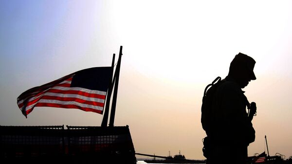 Soldado americano junto à bandeira dos EUA (foto de arquivo) - Sputnik Brasil
