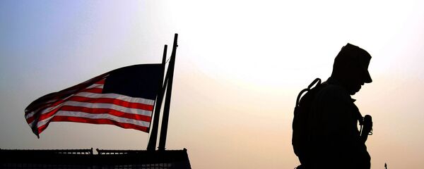 Soldado junto à bandeira dos EUA (foto de arquivo) - Sputnik Brasil