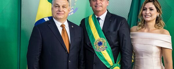 Primeiro-ministro húngaro Viktor Orban ao lado de Jair Bolsonaro e da primeira-dama, Michelle Bolsonaro Primeiro-ministro húngaro Viktor Orban ao lado de Jair Bolsonaro e da primeira-dama, Michelle Bolsonaro - Sputnik Brasil