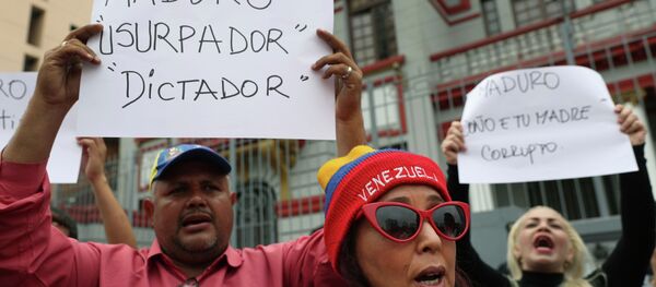 Em frente à embaixada da Venezuela, em Lima, no Peru, um grupo de venezuelanos protesta contra posse do presidente da Venezuela, Nicolás Maduro. - Sputnik Brasil