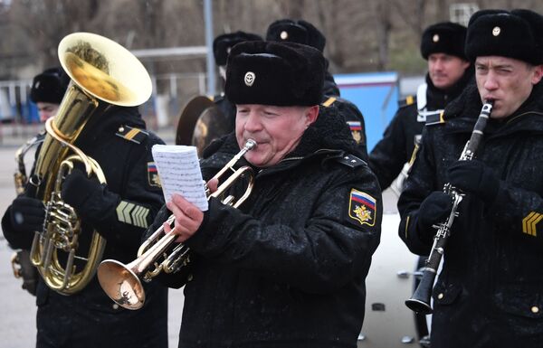 Banda militar toca durante chegada do grande navio antissubmarino Severomorsk da Frota do Norte, em Sevastopol - Sputnik Brasil