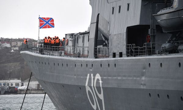 Grande navio antissubmarino Severomorsk da Frota do Norte durante chegada ao porto de Sevastopol após longo período de viagem - Sputnik Brasil