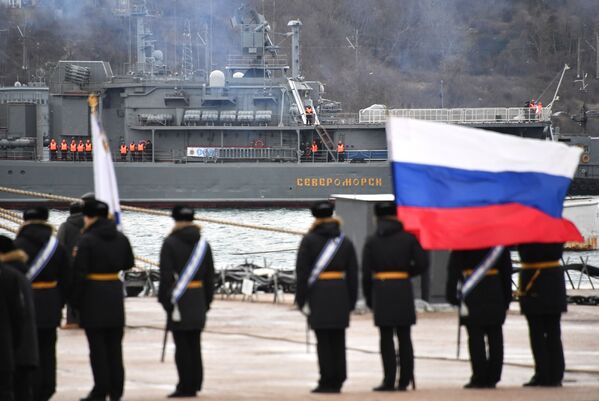 Grande navio antissubmarino Severomorsk da Frota do Norte durante chegada ao porto de Sevastopol - Sputnik Brasil