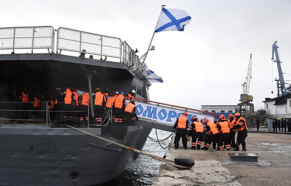 Grande navio antissubmarino Severomorsk da Frota do Norte durante chegada ao porto de Sevastopol - Sputnik Brasil