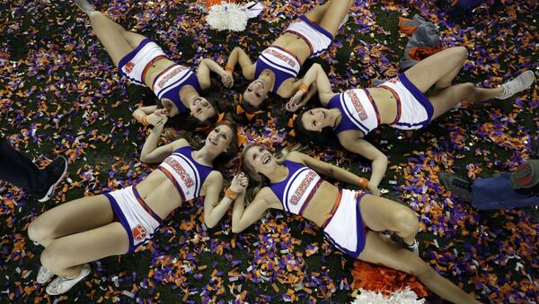 Animadores de torcida da equipe Clemson celebram a vitória do seu clube na final do futebol universitário americano - Sputnik Brasil