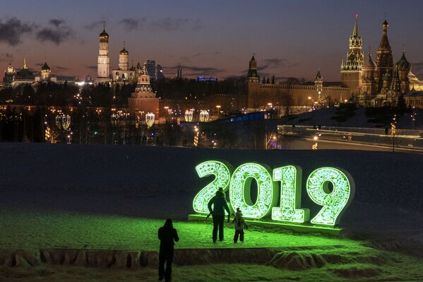 Visitantes do parque Zaryadye em Moscou, Rússia - Sputnik Brasil