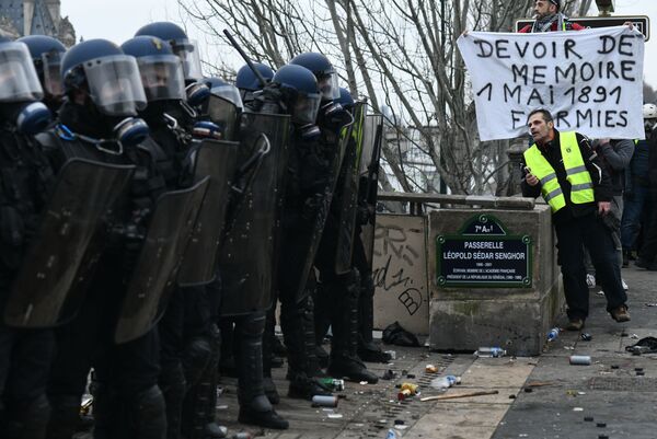 Protestos dos coletes amarelos em Paris - Sputnik Brasil