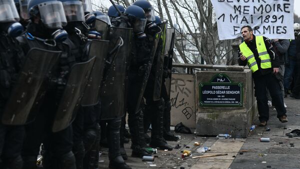 Protestos dos coletes amarelos em Paris - Sputnik Brasil