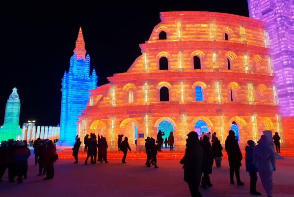 Esculturas de gelo no Festival de Neve e Gelo de Harbin, na China - Sputnik Brasil