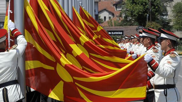 Oficiais de guarda do exército macedônio mudam as bandeiras nacionais durante uma cerimônia especial em frente ao prédio do governo na capital da Macedônia, Escópia. - Sputnik Brasil