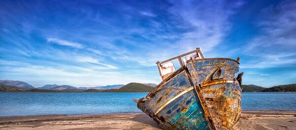 Destroços de um barco em praia - Sputnik Brasil