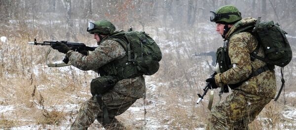 Soldados testam equipamento Ratnik em 2012 - Sputnik Brasil