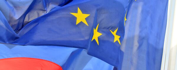 Bandeiras da Rússia e da UE - Sputnik Brasil