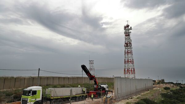 Trabalhadores constroem muro ao longo da fronteira israelense com o Líbano, na cidade costeira de Naqoura, sul do Líbano, 8 de fevereiro de 2018 - Sputnik Brasil