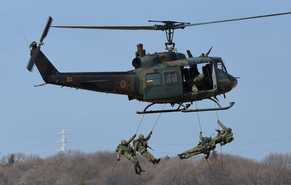 Militares da Primeira Brigada Aerotransportada das Forças de Autodefesa do Japão durante as manobras no Campo de Treinamento de Narashino - Sputnik Brasil